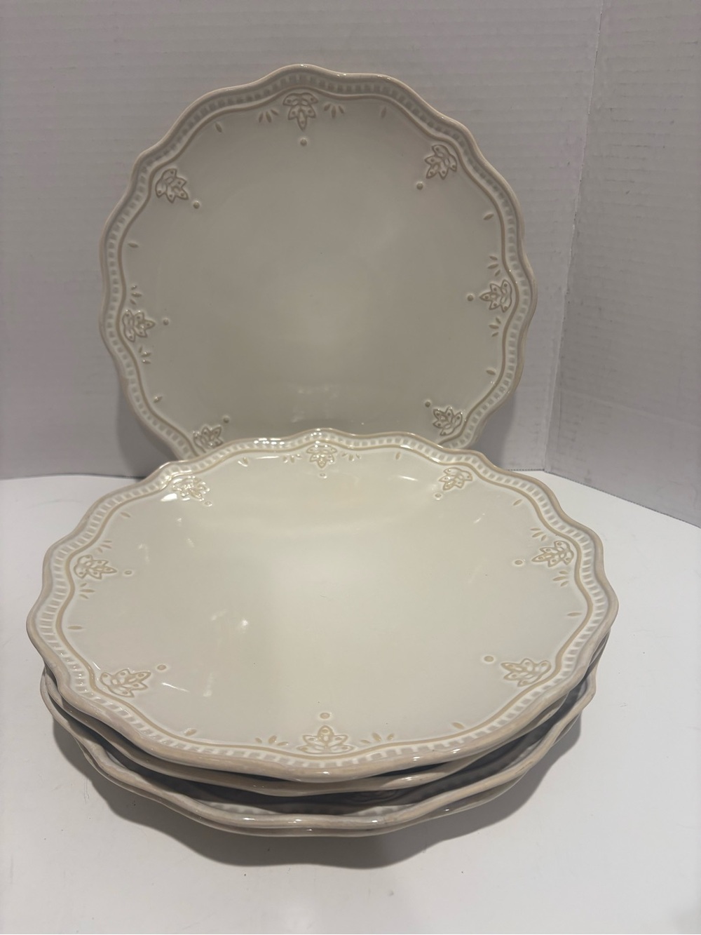The Pioneer Woman Cream Scalloped Ceramic Dinner Plates - Set of 5